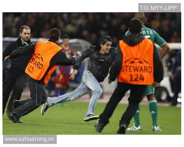 杨立瑜遭球迷怒斥：何必与阿猫阿狗争执真该给球迷竖中指